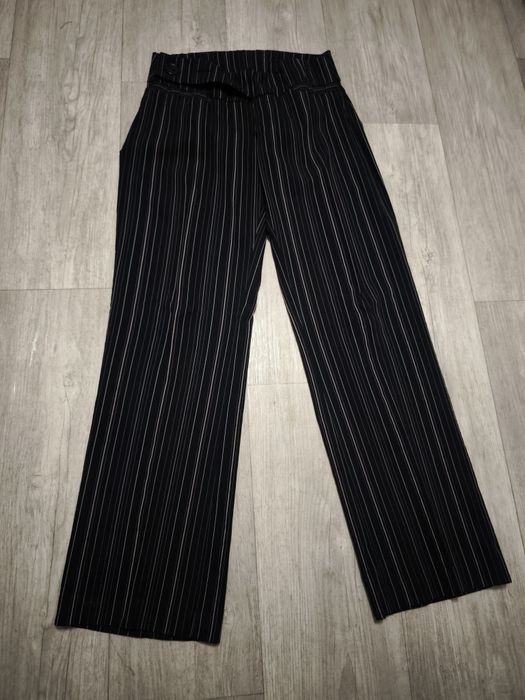 Czarne spodnie damskie z szerokimi nogawkami