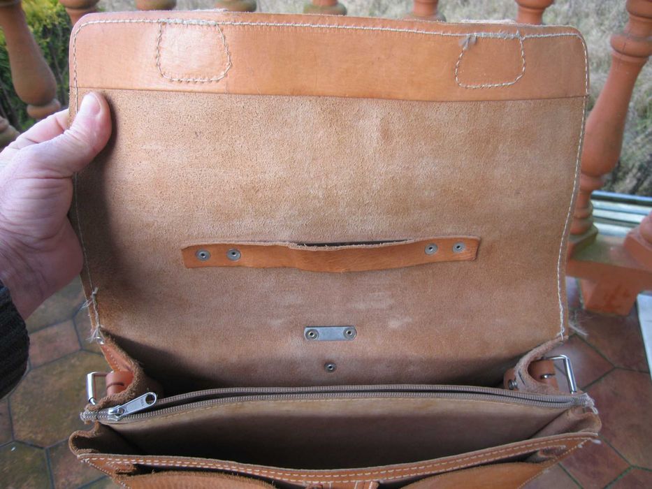 Teczkę skórzaną sprzedam .