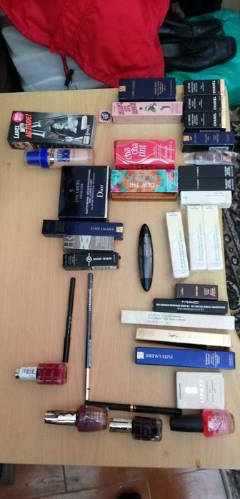 Cosméticos de várias marcas.