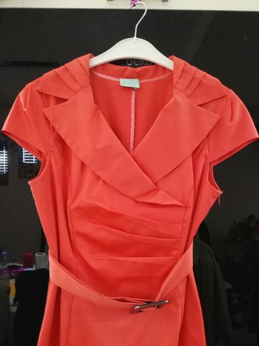 Sukienka koktajlowa w kolorze koralowym