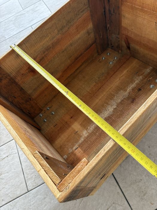 Cesto de lenha com rodas