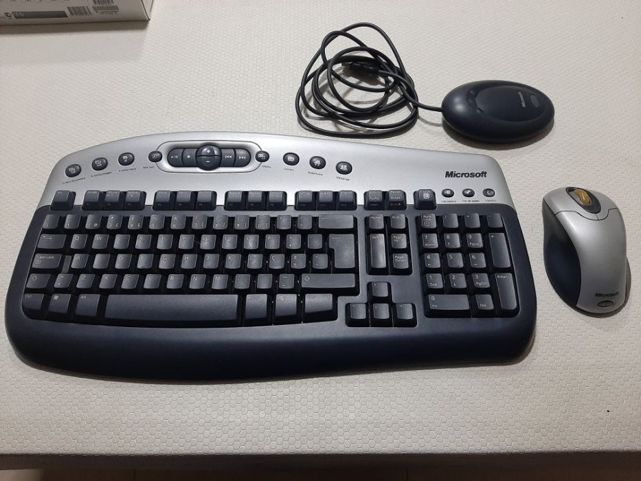 Teclado e Rato óptico com Controlador Wireless da Marca Microsoft.