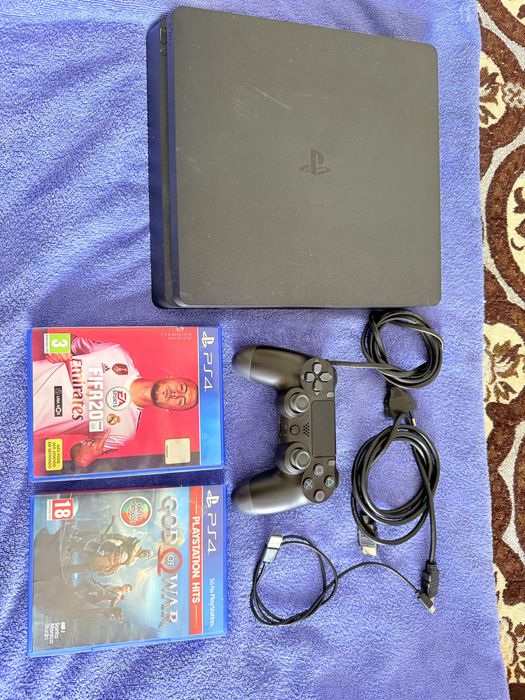 Playstation 4 com 1 comando + 2 jogos.