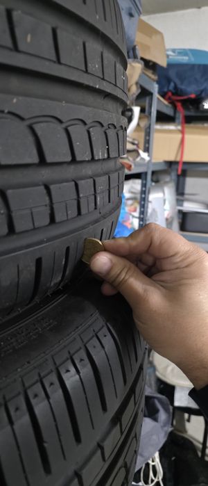 6 pneus 275/45 R19 Pzero a mais de meio piso e 4 Jantes