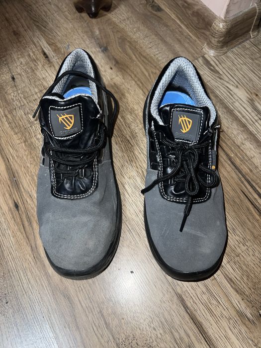 Взуття для роботи, з твердим носком