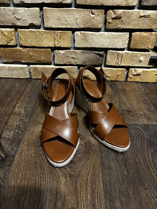 Коричневі босоніжки Mango