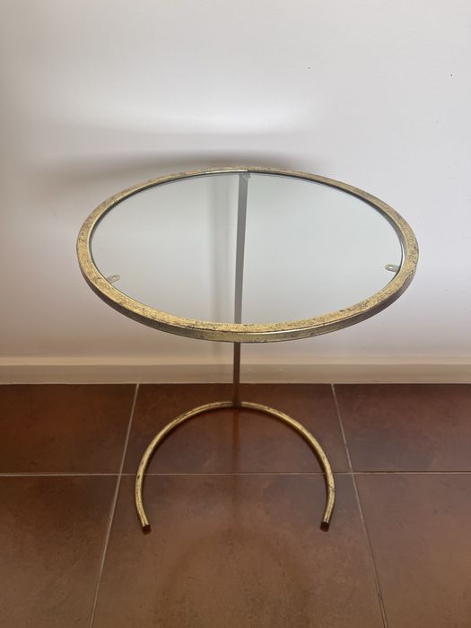 Mesa de apoio dourada e em vidro