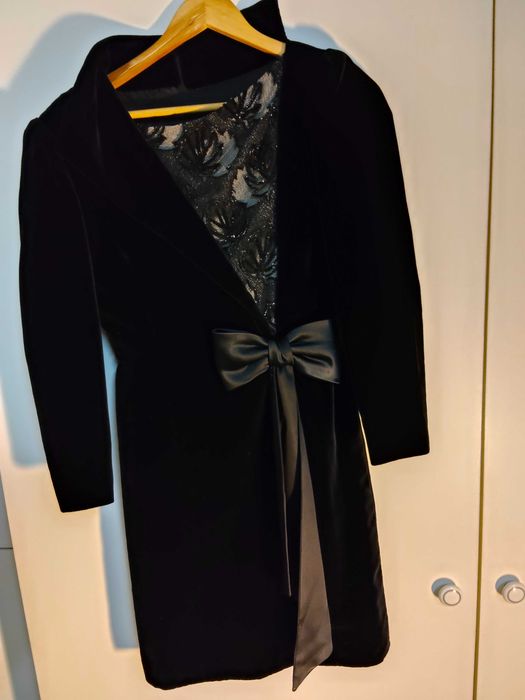 Vestido de Veludo Preto com Renda e Laço