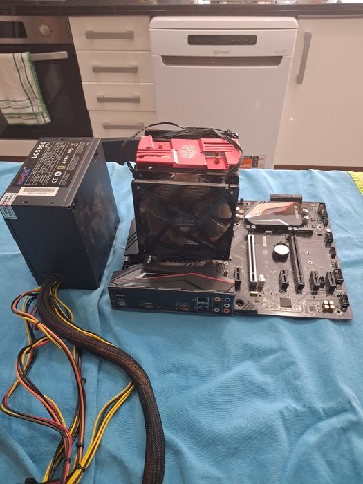 Vendo i5 9600k,motherboard z390x gaming, 16gb de ram ddr4 3200 mhz, fonte de alimentacao e cooler