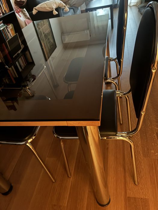 Vendo mesa com tampo de vidro e 4 cadeiras