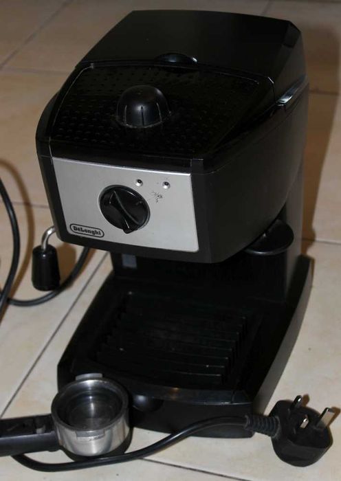 Ekspres De Longhi kolbowy ciśnieniowy EC152 do kawy