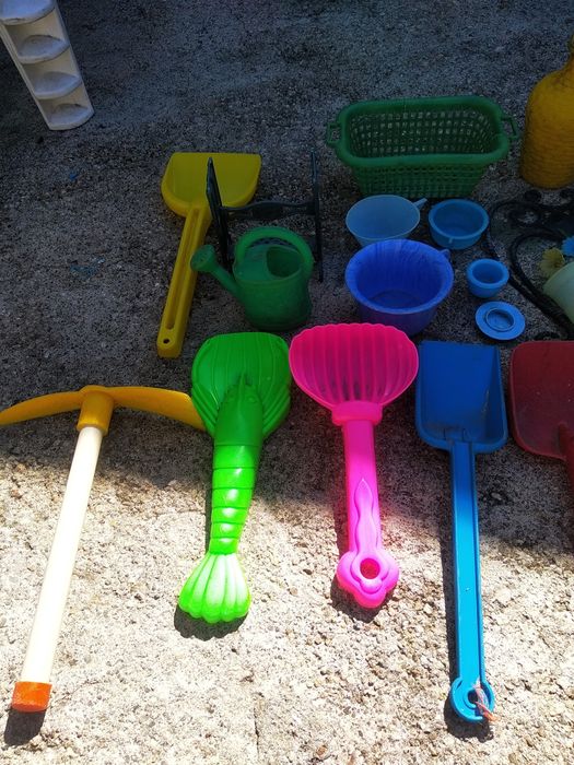 Brinquedos em plástico antigos e alguns em cerâmica e madeira