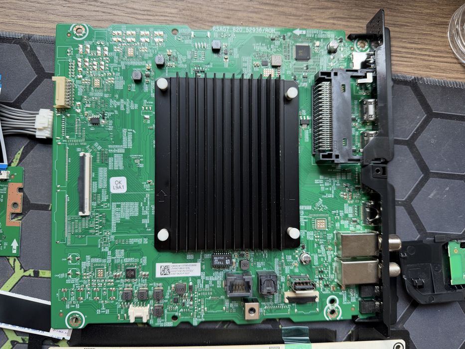 Elektronika RSAG7.820. z TV Hisense