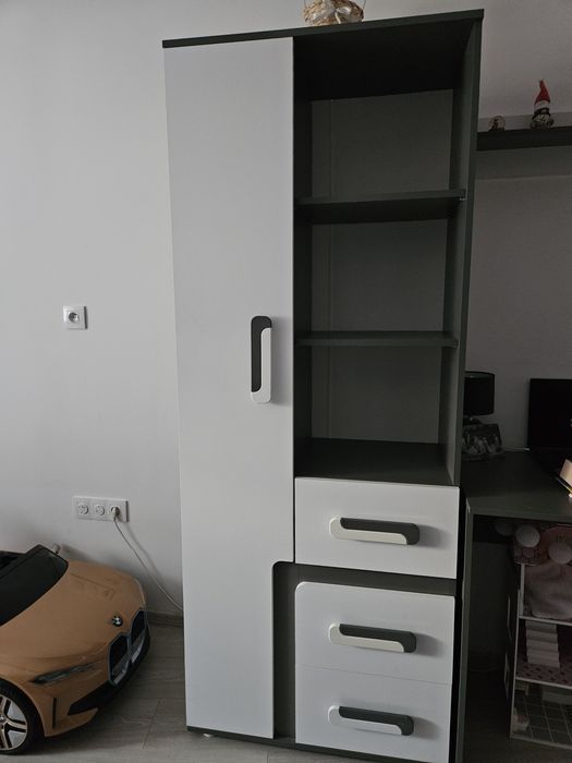 Regał w grafitowo-bialych kolorach