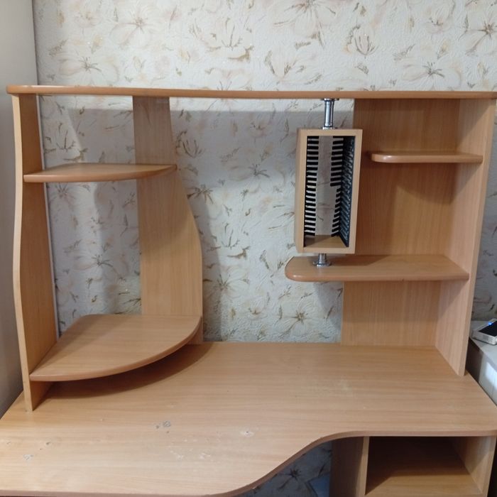 Продається стіл письмовий комп'ютерний вживаний в гарному стані  розбірний