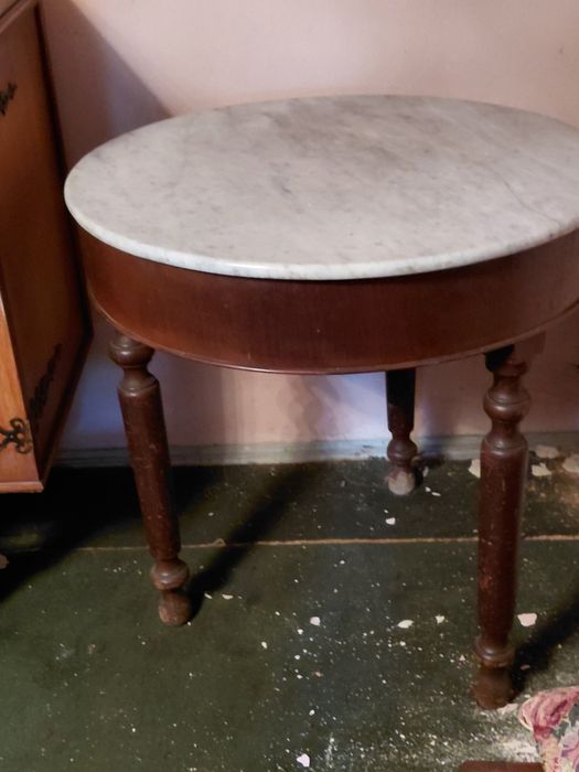 Mesa com tampo de marmore