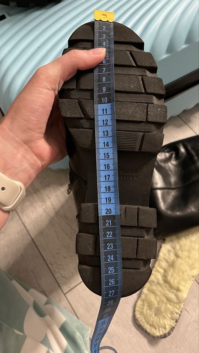 Високі зимні чорні шкіряні жіночі чоботи на тракторній підошві