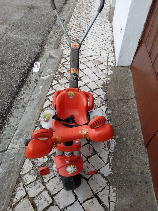 Triciclo vermelho para criança