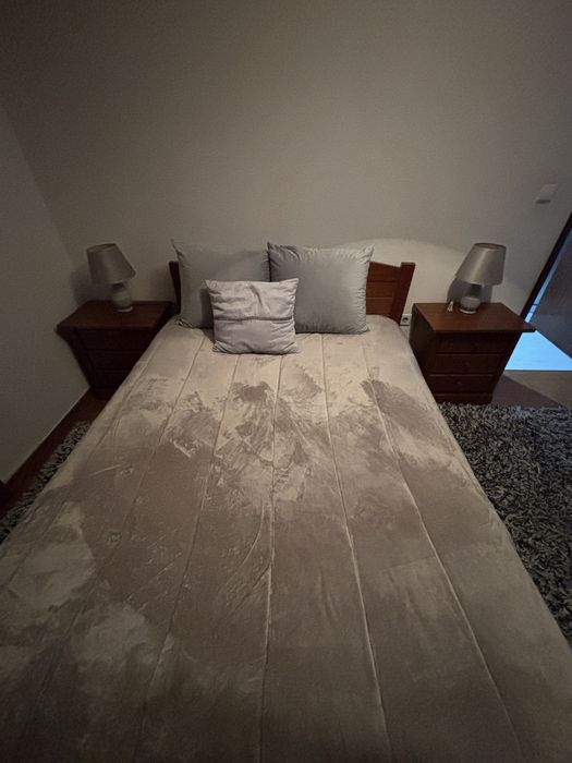 Cama e mesinhas de cabeceira