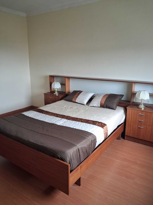quarto de casal completo em tom mel escuro – qualidade e conforto