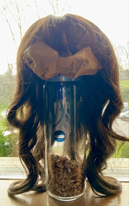 Cabeleira postiça castanha comprida