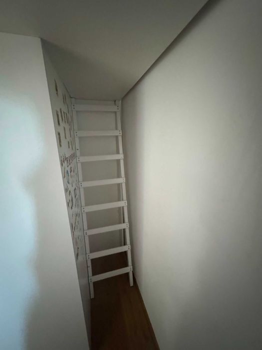 Łóżko na antresoli z szafą i regałem