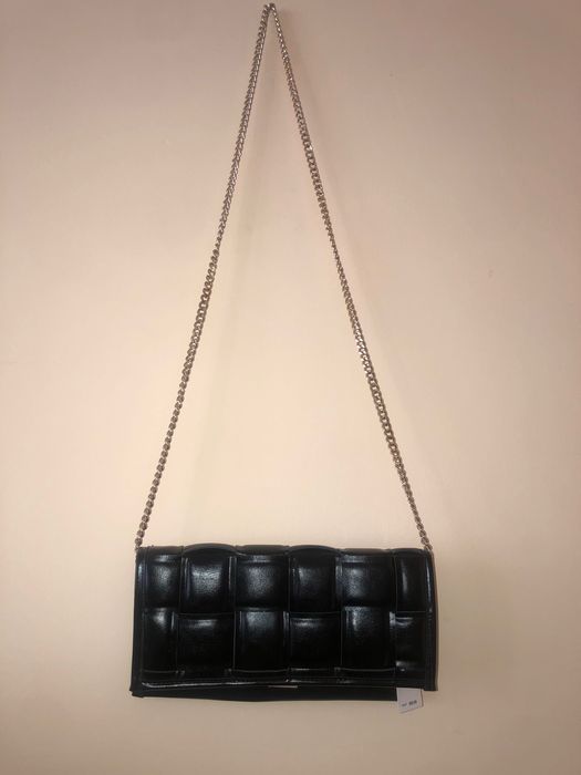 -74% Steve Madden czarna torebka kopertówka na ramię na łańcuszku