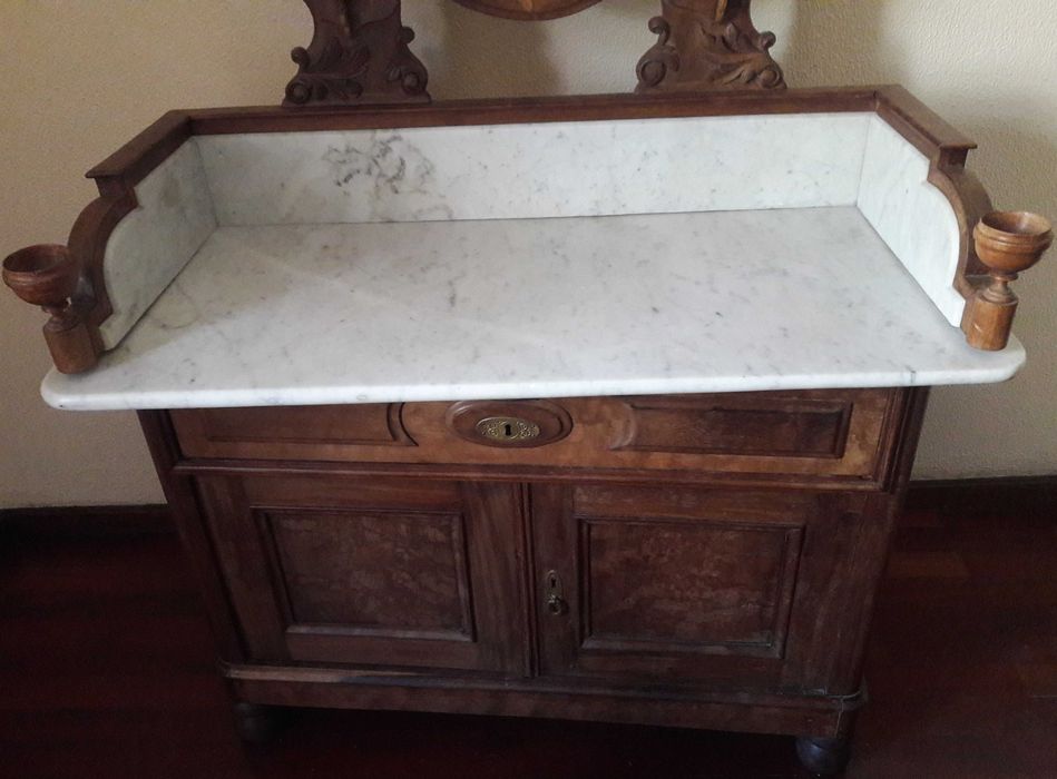 Aparador antigo em madeira com tampo de mármore e espelho oval