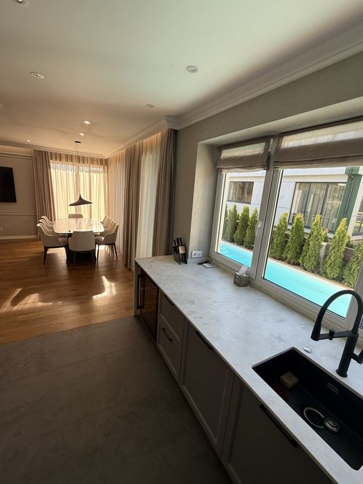 Продаж сучасного котеджу Зубра