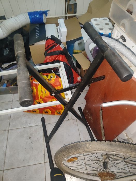 Suporte para piano elétrico em bom estado