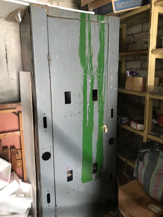 Металевий шкаф в гараж