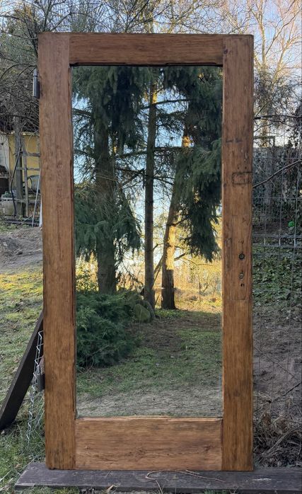 Rustykalne lustro w ramie ze starych drzwi – unikat z duszą