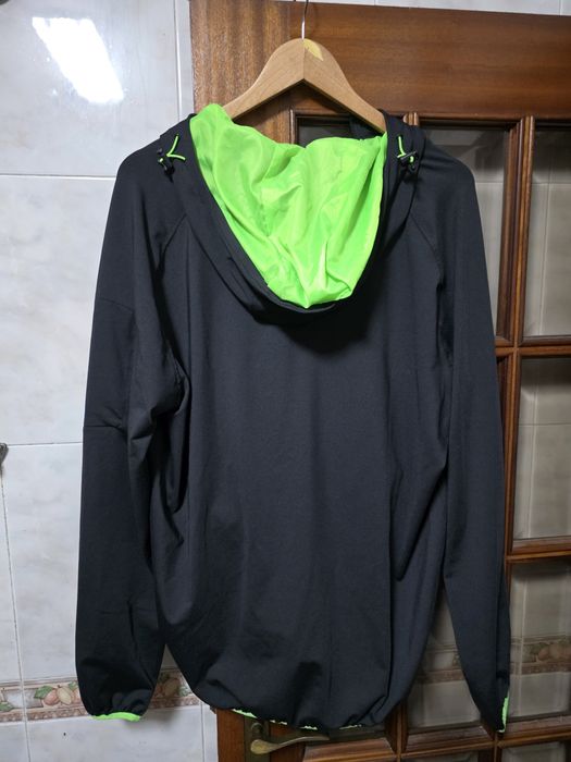 Casaco preto e verde do sporting