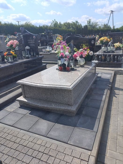 Kostka brukowa wokół nagrobka