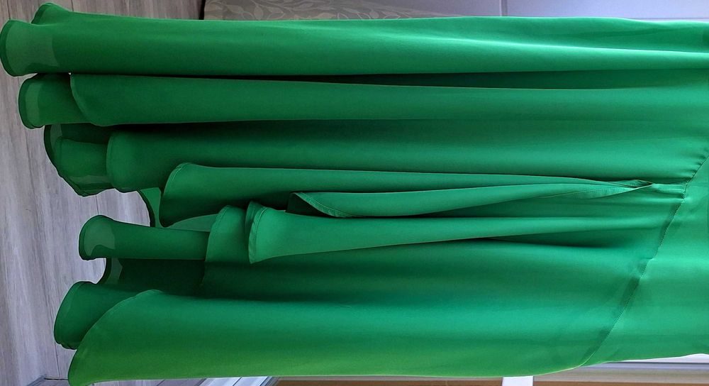 Satynowa asymetryczna zielona długa sukienka cold shoulder ASOS