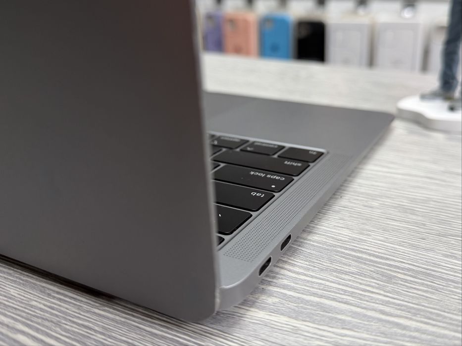 MacBook Air 13  i5 / RAM 8 / SSD 128 GB / Space Grey / 2019: 10