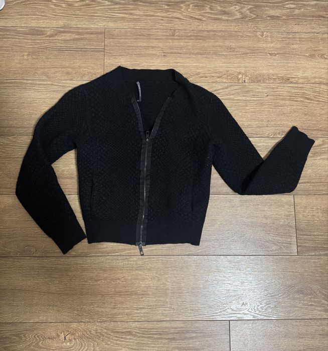 Чорний в'язаний бомбер/кардиган на блискавці