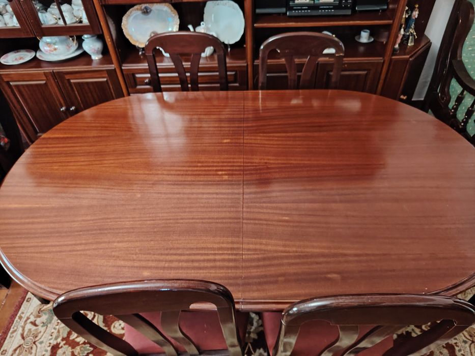 Mesa de sala de jantar com 6 cadeiras forradas a veludo rosa.
