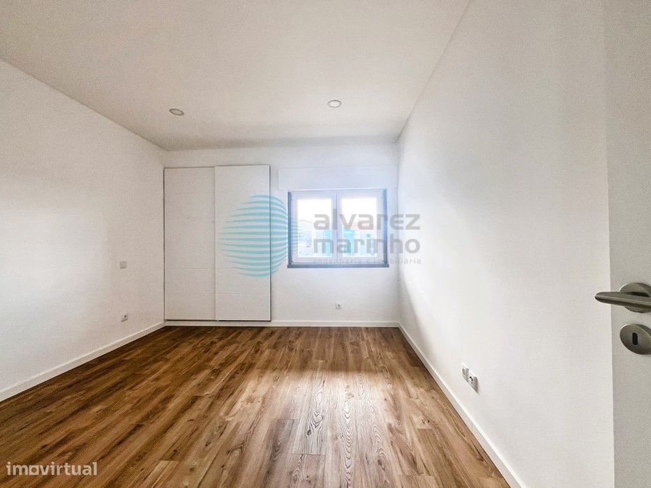 Apartamento T2 com Vista Mar, Garagem e Totalmente Remodelado