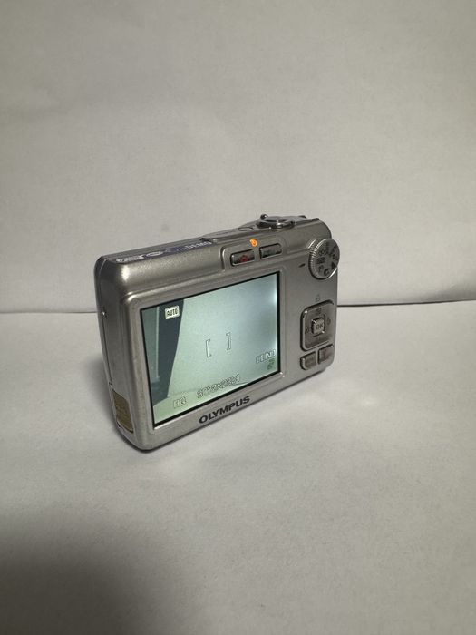Цифровий фотоапарат Olympus FE-210 (повністю робочий)