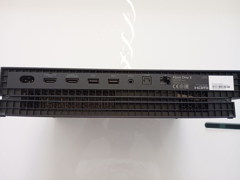 Xbox One X Project Scorpio 1TB c/comando e jogo