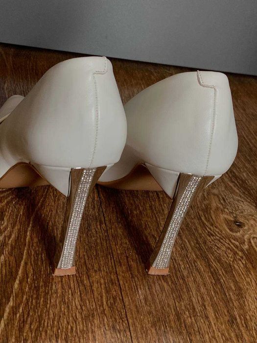 Туфлі білого кольору на високих підборах