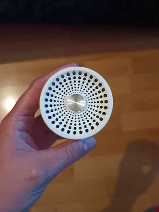 Coluna pequena  Bluetooth portátil Cristian Lay cor branca
