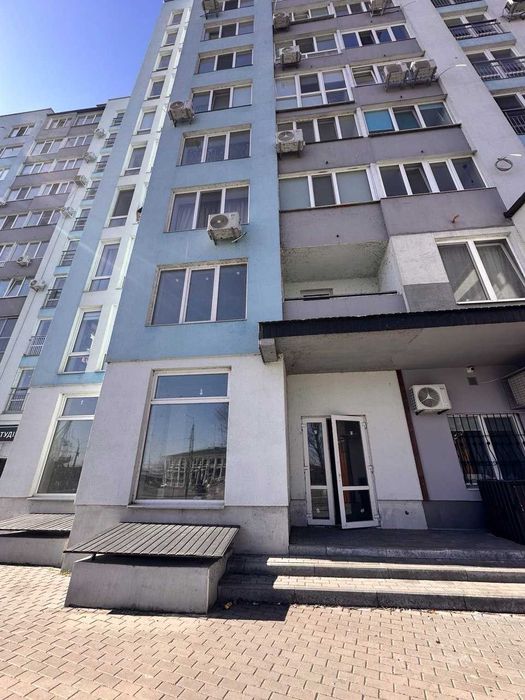 Оренда фасадного, прохідного, комерц. приміщення 78.8м2 Козацька 1/1