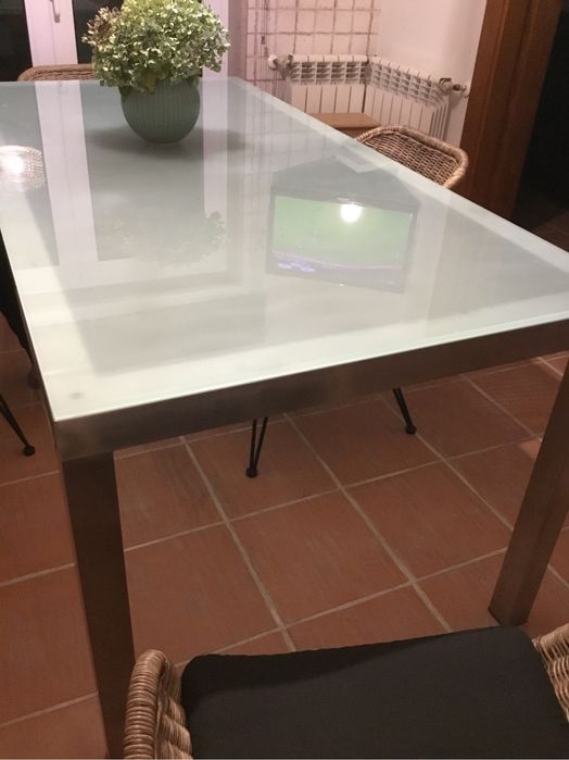Mesa de vidro com pernas de inox