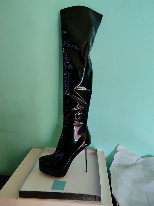 Лаковые ботфорты на шпильке