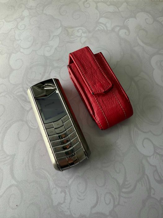 Vertu Ascent Special edition Strawberry.