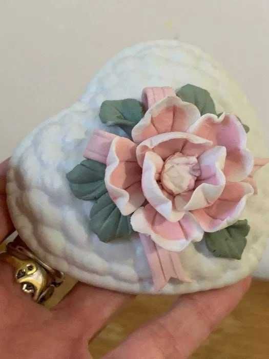шкатулка фарфоровая сердце с лепным цветком