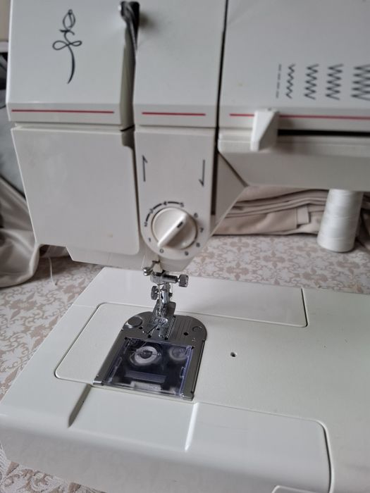 Maszyna do szycia Singer 2818C
