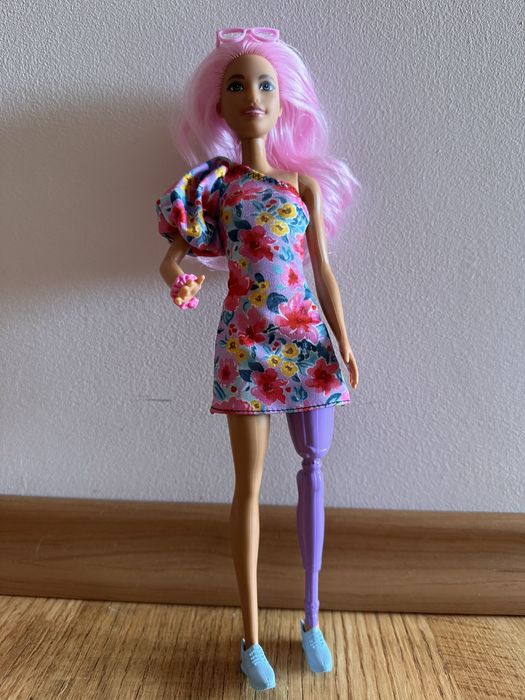 Barbie Fashionistas z protezą lalka Mattel